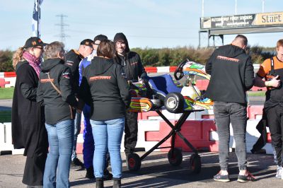 het hele team
briefing na de wedstrijd 
