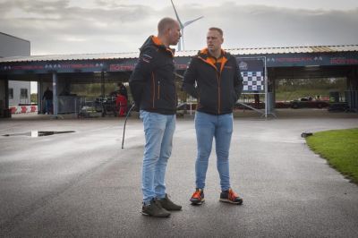 Michel en Dion in teamkleding
