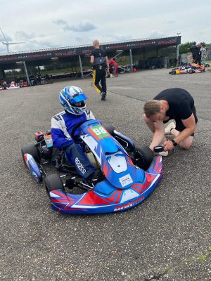 monteur aan het werk
het rubber onder de juiste druk zetten
